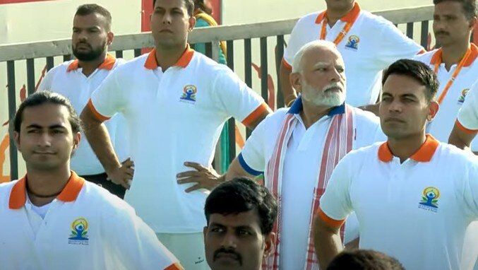 विशाखापट्टनम से विश्व तक योग का संदेश, पीएम मोदी की योगा फोटोज वायरल