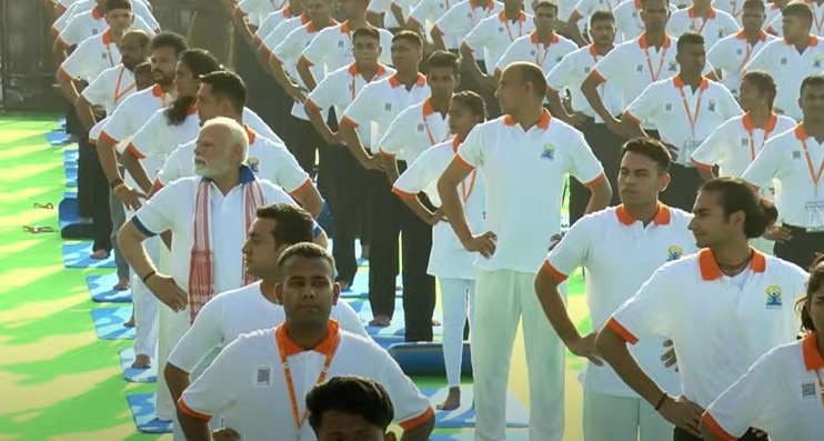 विशाखापट्टनम से विश्व तक योग का संदेश, पीएम मोदी की योगा फोटोज वायरल