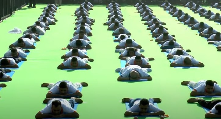 विशाखापट्टनम से विश्व तक योग का संदेश, पीएम मोदी की योगा फोटोज वायरल