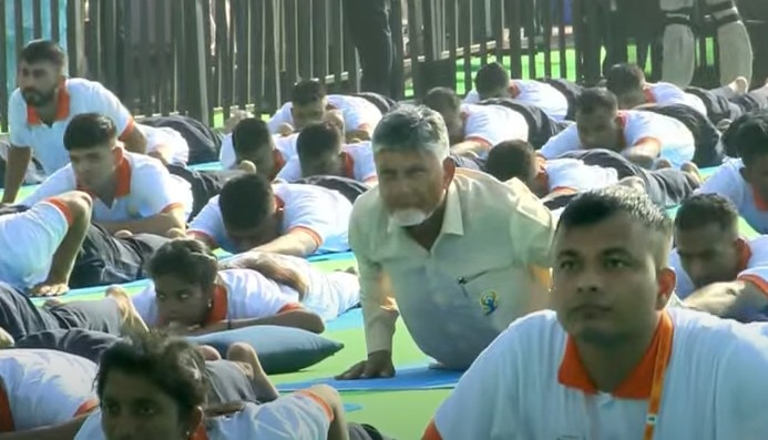 विशाखापट्टनम से विश्व तक योग का संदेश, पीएम मोदी की योगा फोटोज वायरल