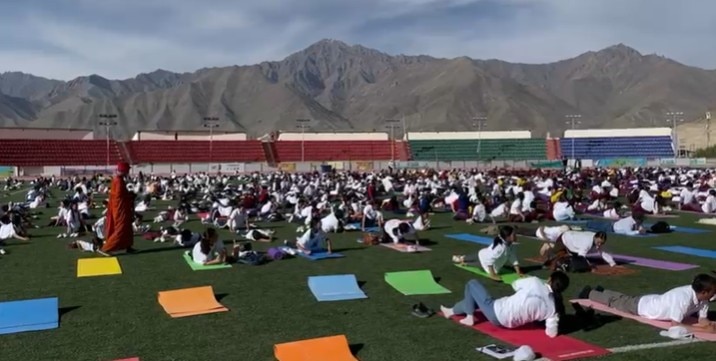 11वें अंतरराष्ट्रीय योग दिवस के अवसर पर लेह, लद्दाख में योग का भव्य आयोजन हुआ