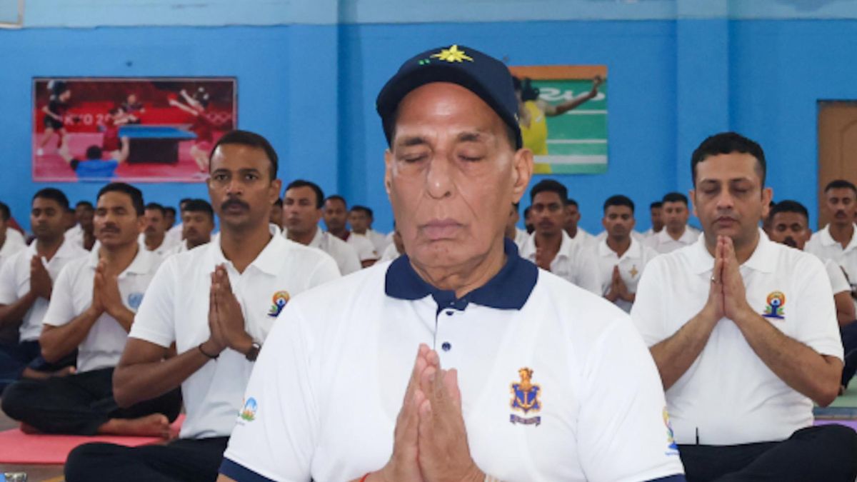 विशाखापट्टनम से विश्व तक योग का संदेश, पीएम मोदी की योगा फोटोज वायरल