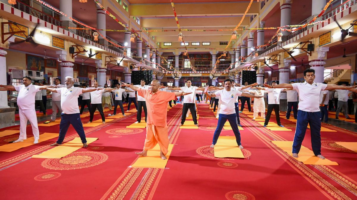 योगी ने किया योगा