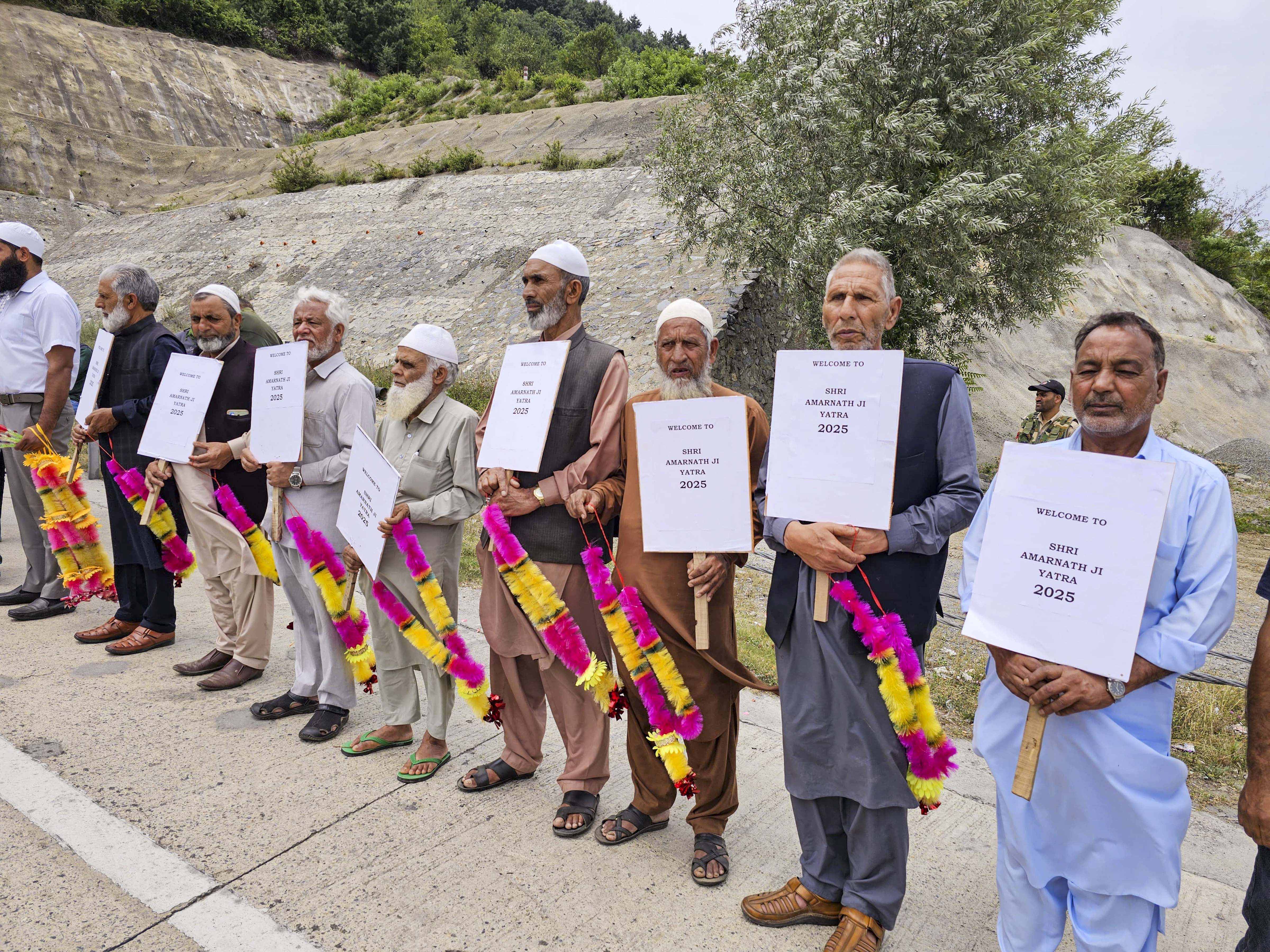 amarnath yatra first batch pilgrims devotees amarnath yatra first batch pilgrims devotees 