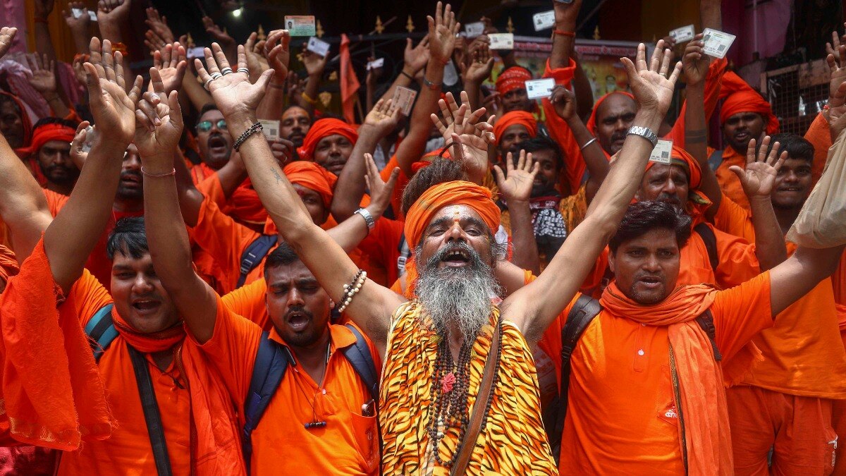 अमरनाथ यात्रा: 'हर हर महादेव' के जयकारों के साथ बाबा बर्फानी के भक्तों का पहला जत्था रवाना, देखें तस्वीरें