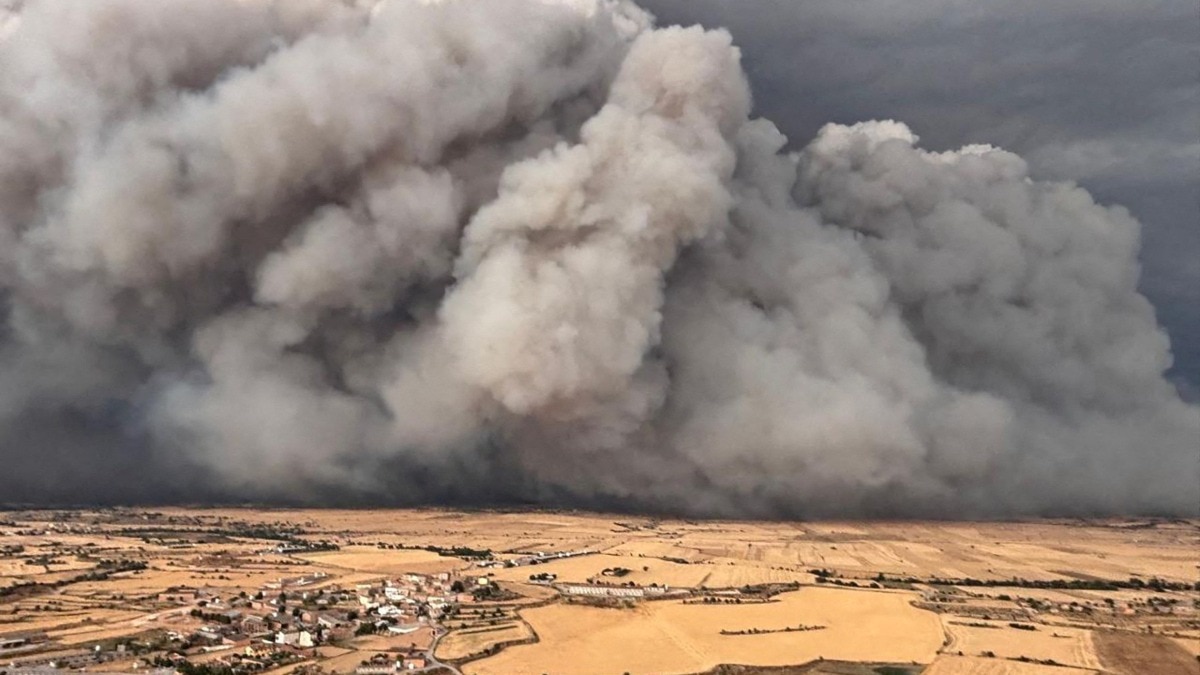भारत में बाढ़-बारिश, यूरोप में हीट वेव और स्पेन में जंगल की आग... कुदरत के कहर की तस्वीरें देखिए