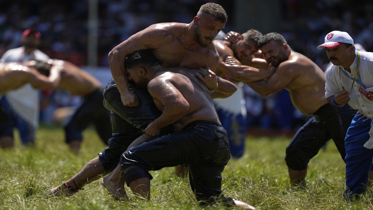 wrestlers kirkpinar oil wrestling edirne turkey 