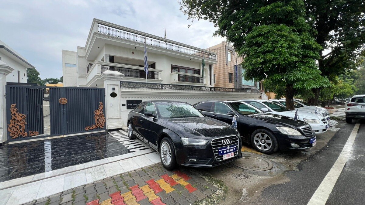 कैश का भंडार, विदेशी करेंसी, घड़ियों और लग्जरी गाड़ियों का कलेक्शन... फर्जी दूतावास के अंदर का देखें नजारा