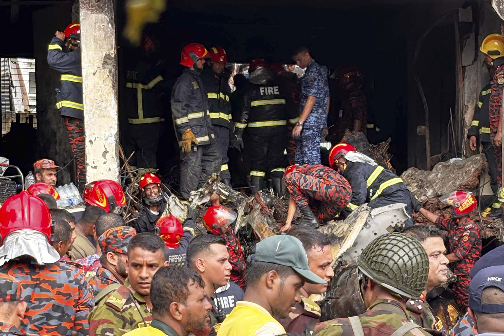 bangladesh air force plane crash