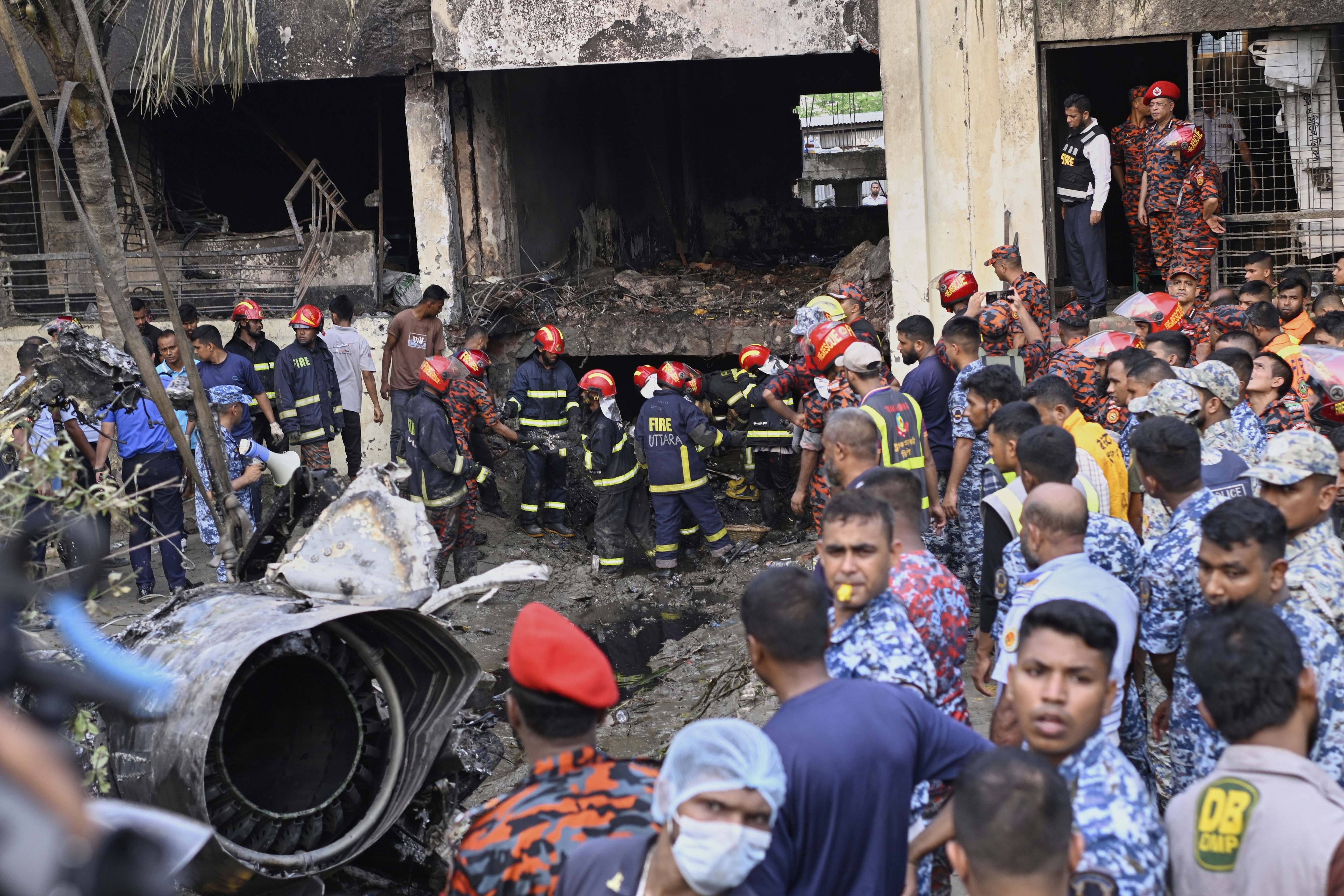 bangladesh air force plane crash