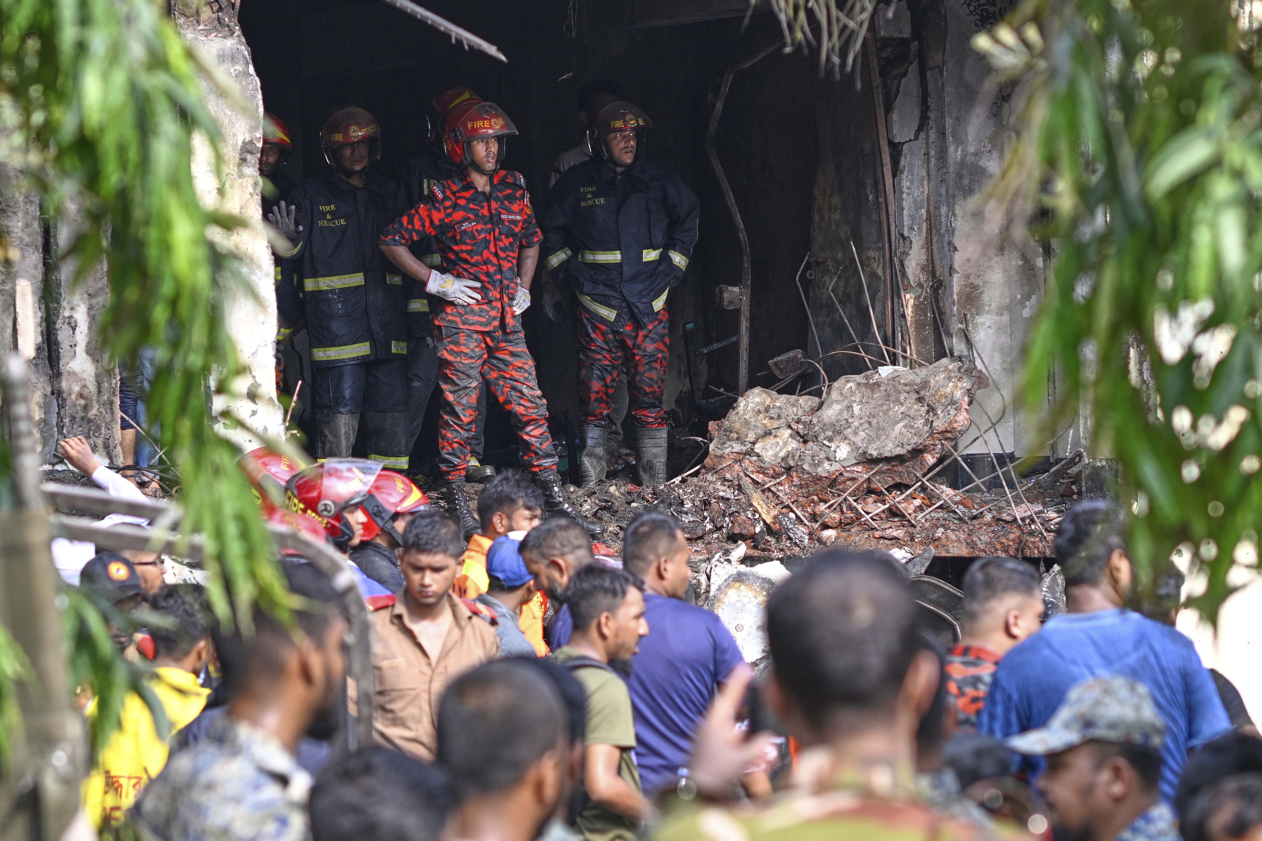 bangladesh air force plane crash