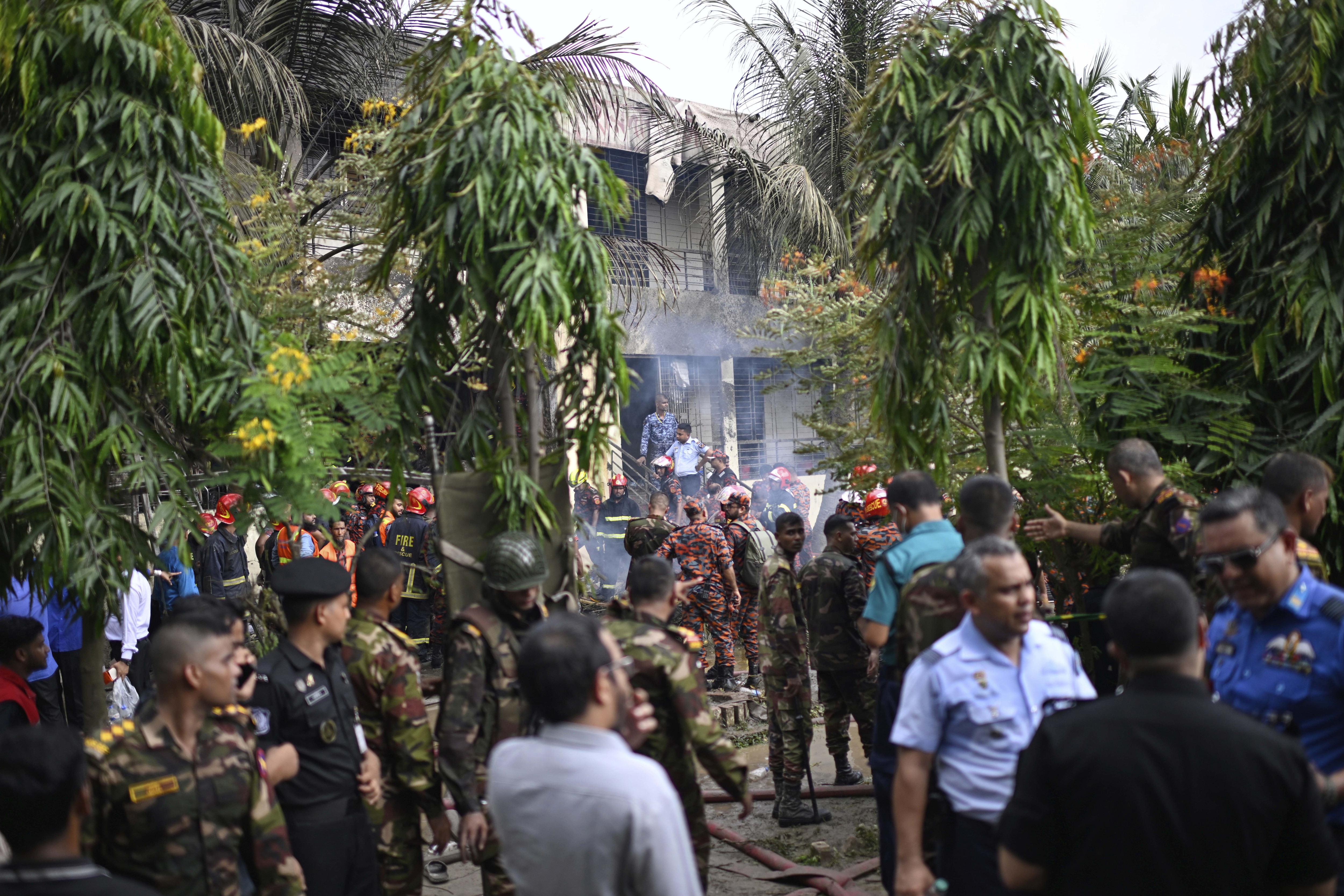 bangladesh air force plane crash