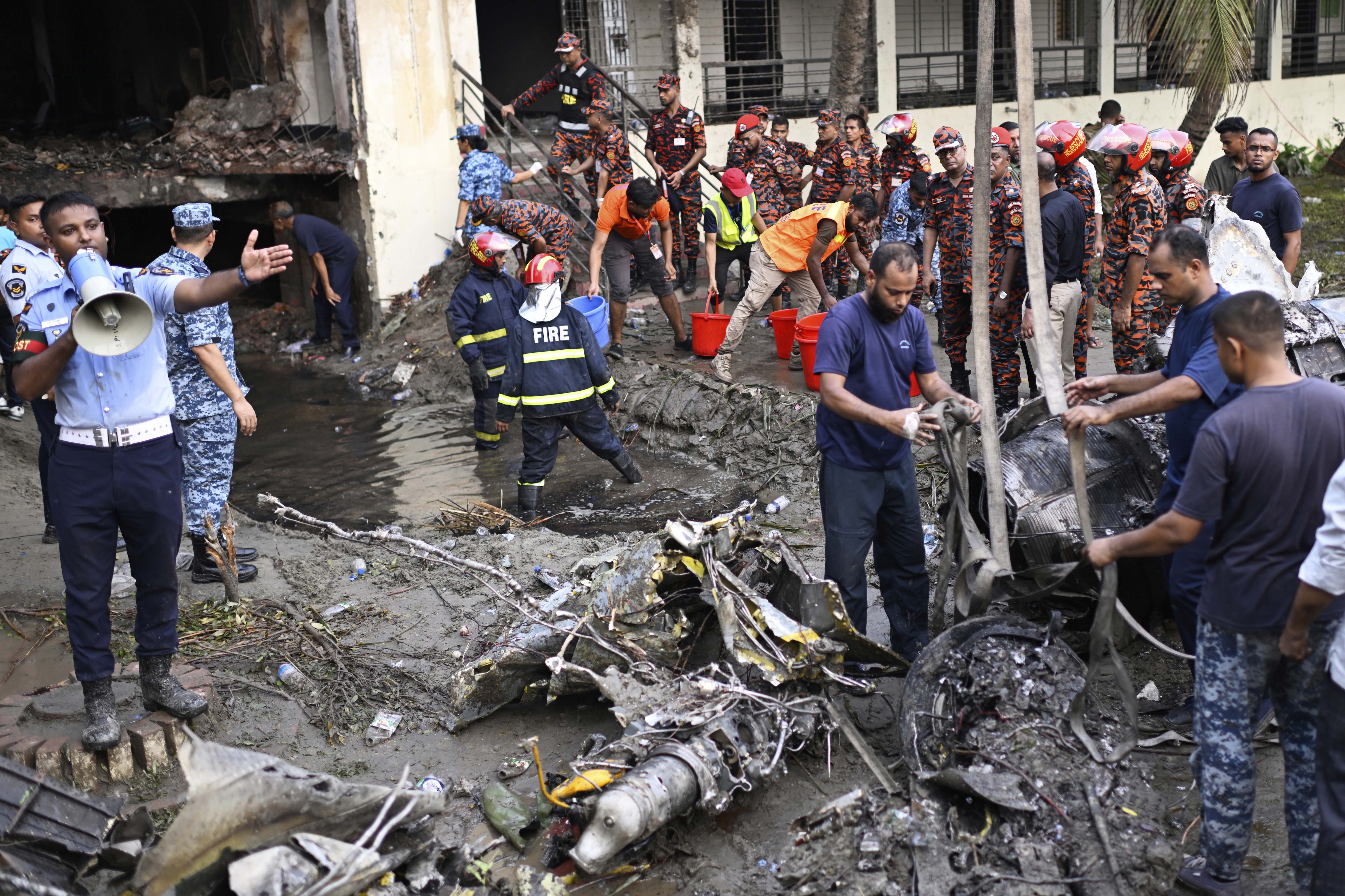 bangladesh air force plane crash