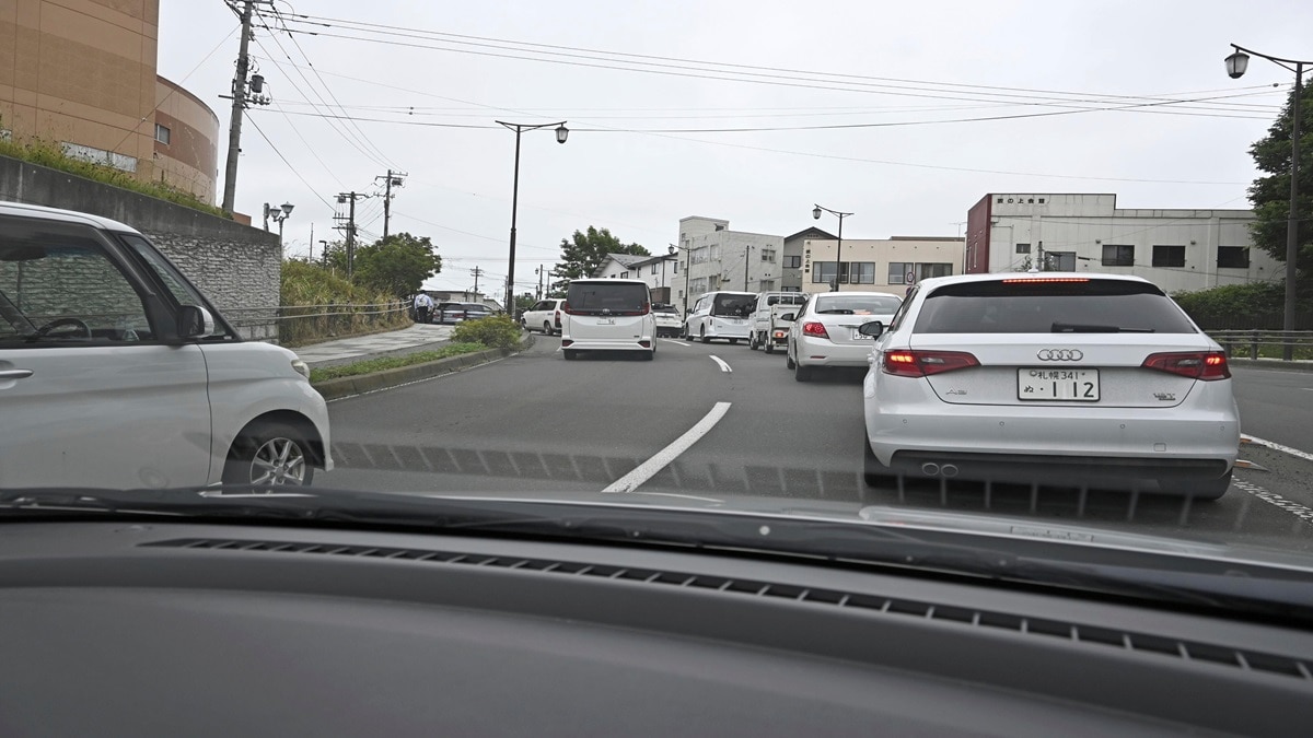 Vehicles evacuate to a highter ground in Kushiro, Hokkaido (Photo-Kyodo News via AP)