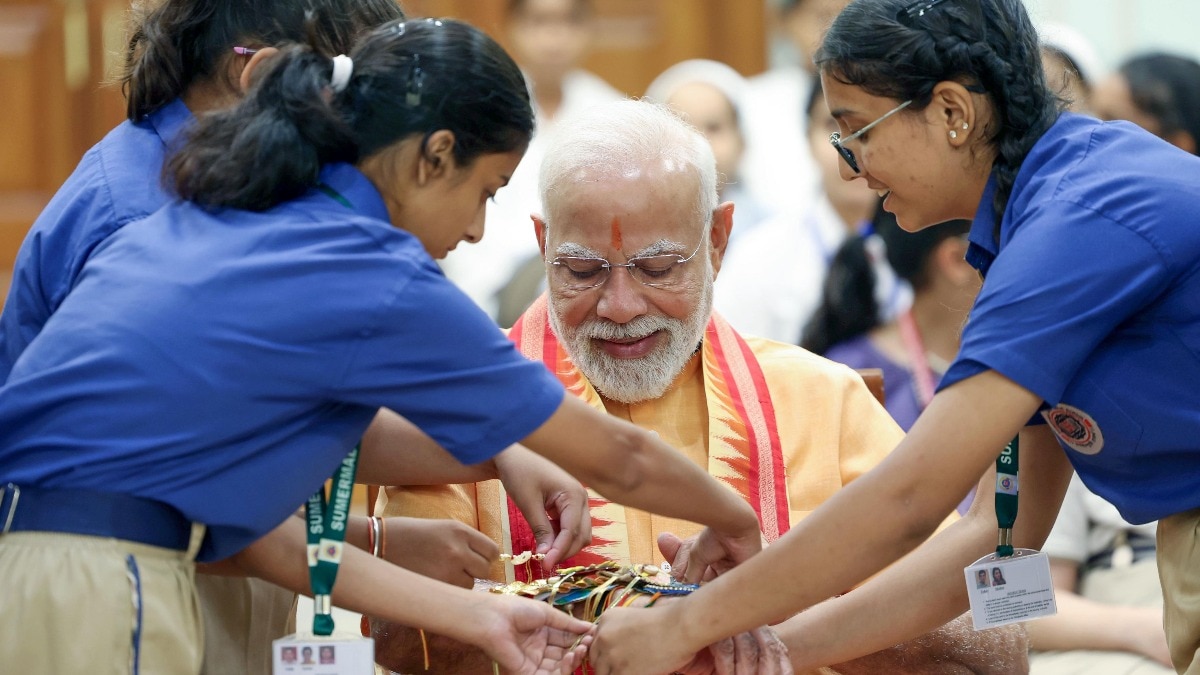 PM मोदी से लेकर राहुल गांधी तक... सबने बंधवाई राखी, दिल छू लेंगी तस्वीरें