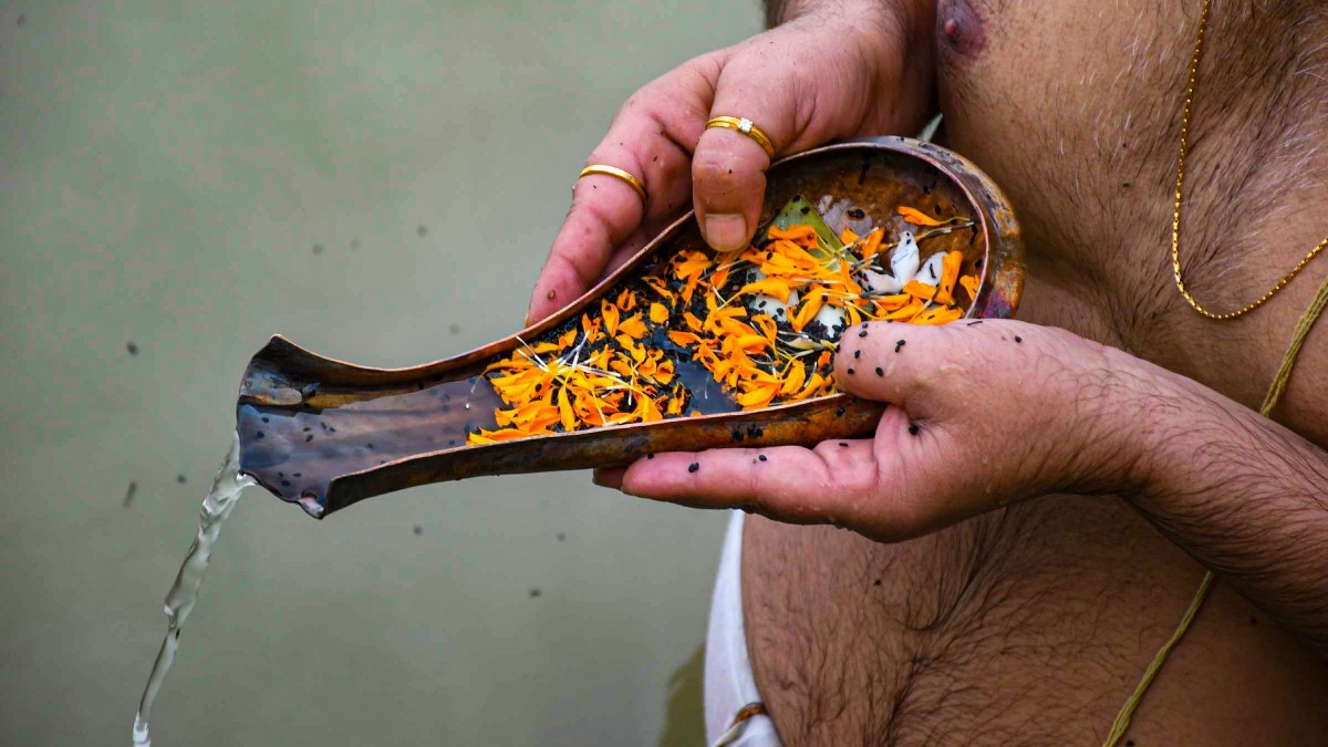 Pitru Paksha 2025: पितृपक्ष की ये 3 तिथियां हैं बेहद महत्वपूर्ण, भूल न जाएं इन पर श्राद्ध करना - pitru paksha 2025 important dates shradh vidhi tvisg - AajTak