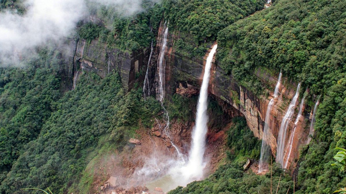 Nohsngithiang Falls, Meghalaya