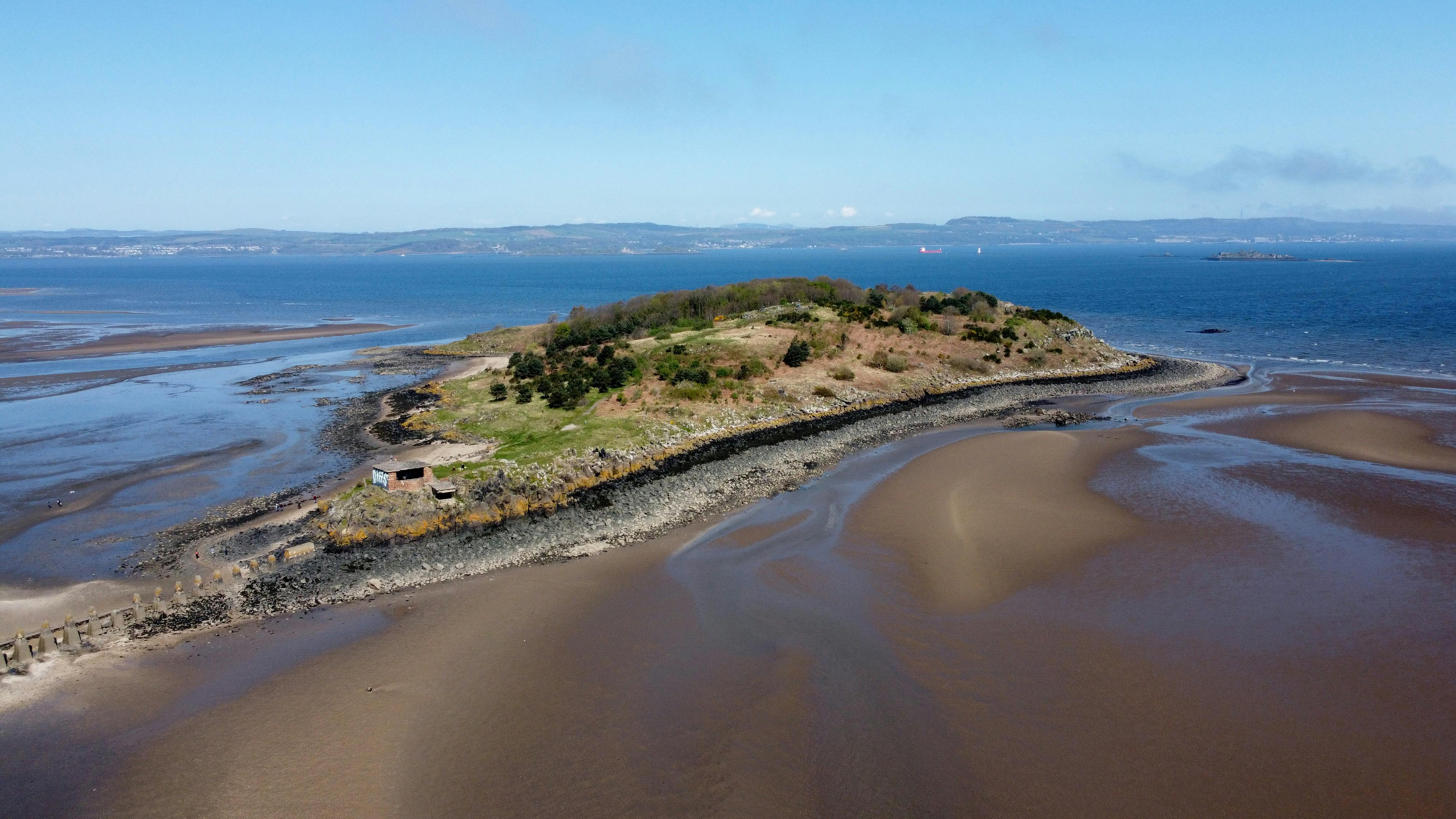 ब्रिटेन के सुनसान आइलैंड पर खुली मोटी सैलरी वाली नौकरी, लोग फिर भी भाग रहे दूर