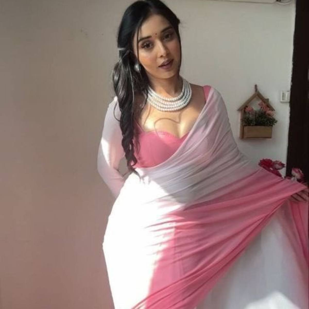 सोशल मीडिया पर तगड़ी फैन फॉलोइंग