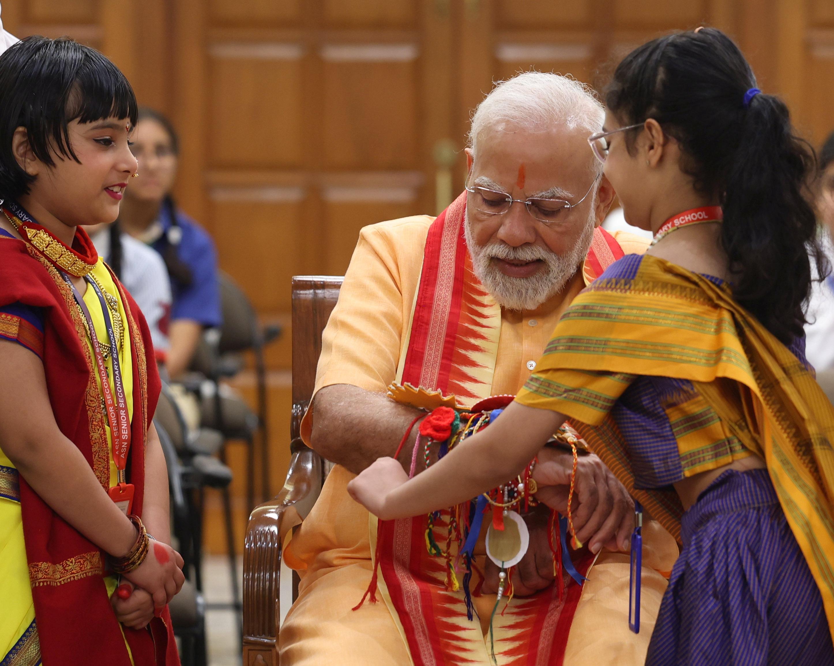 PM Modi getting Rakhi tied by girls