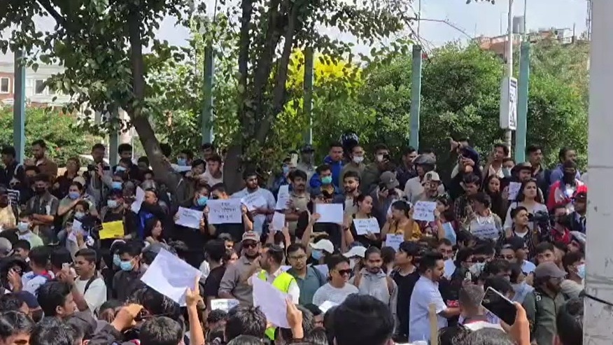 नेपाल में Gen-Z विद्रोह की देखें तस्वीरें... इंस्टा-वॉट्सऐप पर बैन लगाया तो संसद में घुसे युवा, कर्फ्यू लगाना पड़ा!