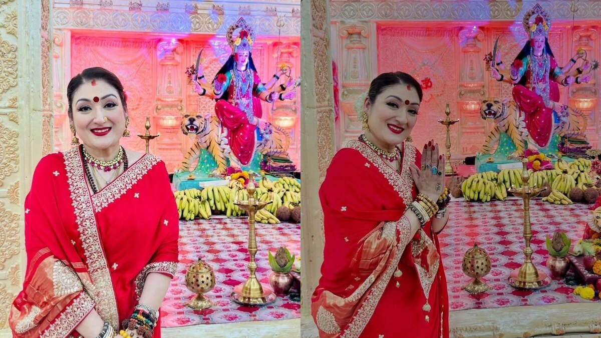 सुर्ख लाल साड़ी, माथे में सिंदूर लगाकर सुनीता ने लिए मां से आशीर्वाद, की पूजा-अर्चना