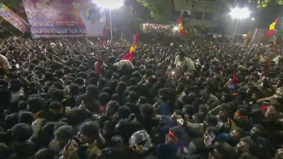 39 मौतें, चीख-पुकार और अफरा-तफरी का मंजर... रैली में आखिर कैसे मची भगदड़? देखें 10 तस्वीरें