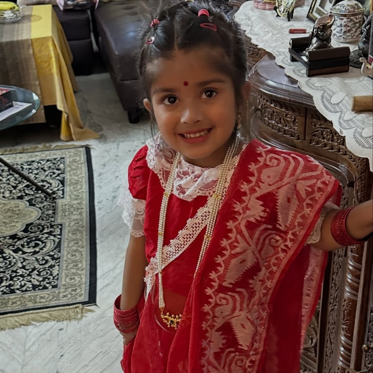 चारु असोपा (Photo: Instagram @asopacharu)