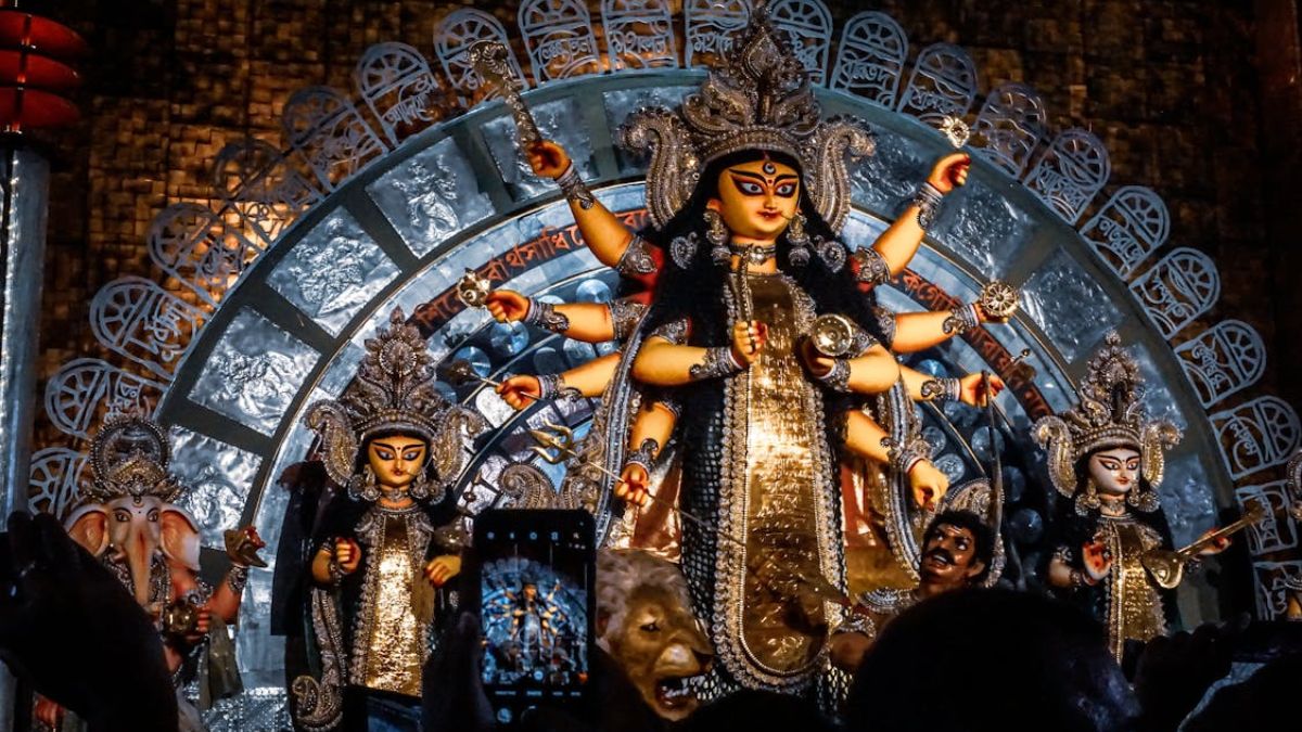 Must famous durga puja pandals in noida