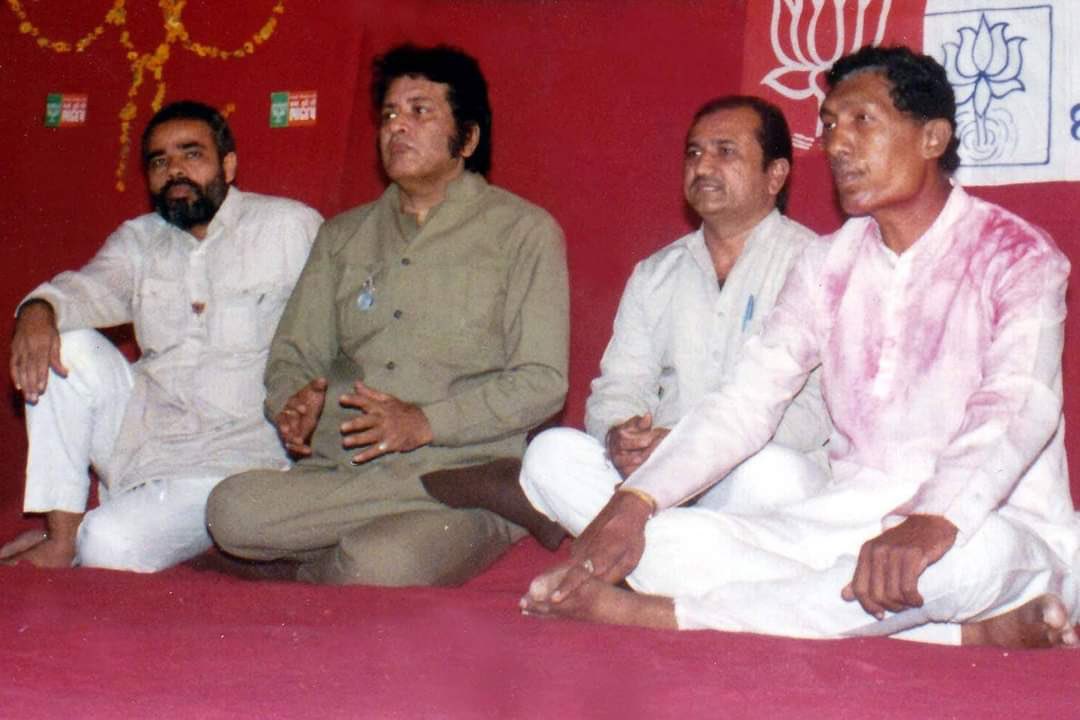 narendra modi with manoj kumar and others