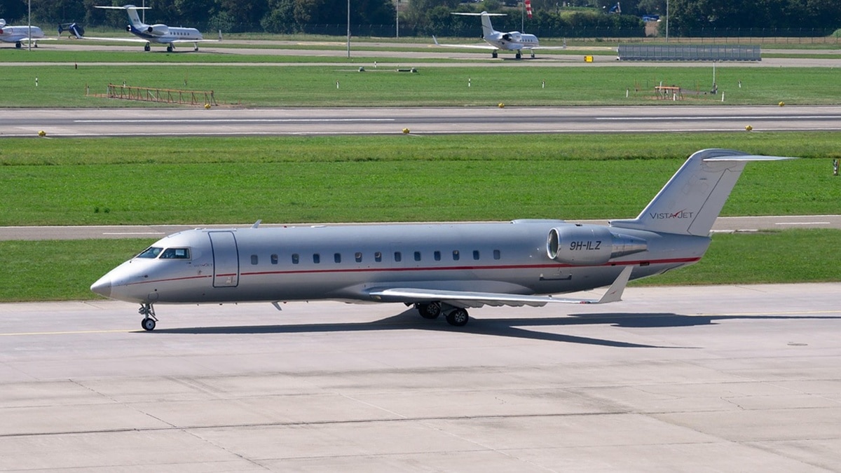 दिया है पिंक डायमंड और गोल्ड 