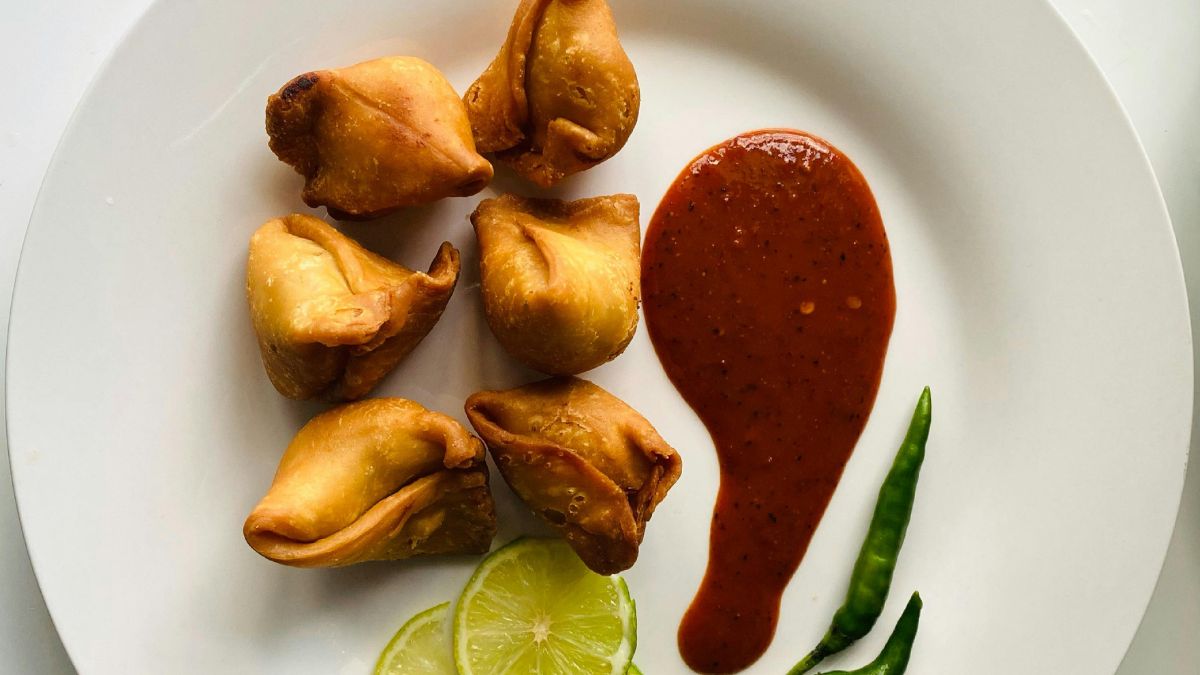 samosa and chutney in plate