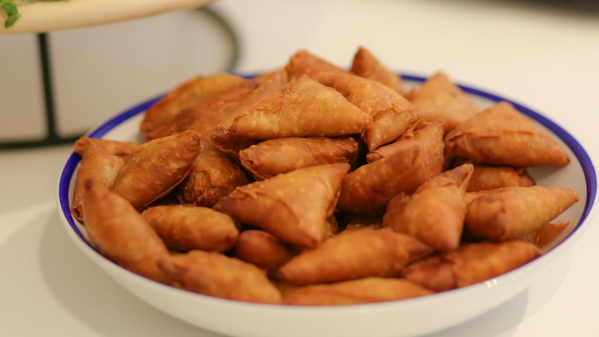 samosa in plate