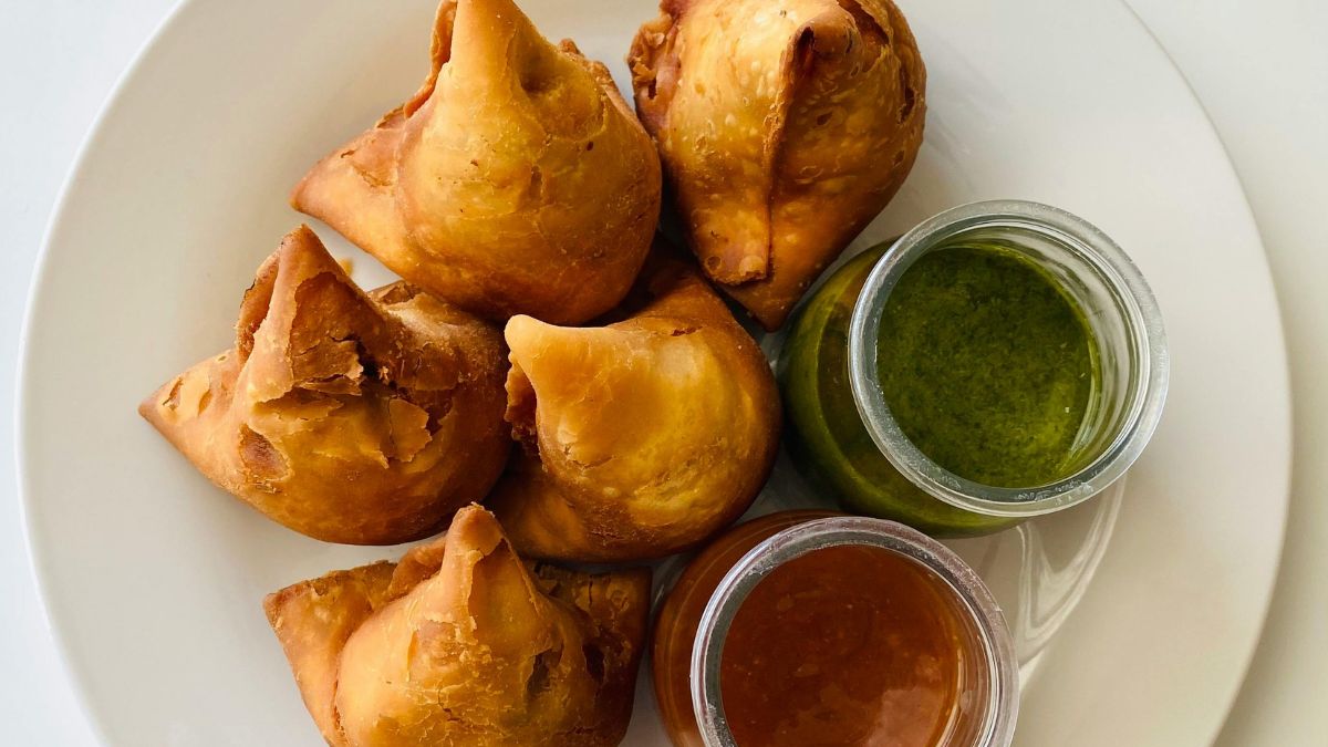 samosa and chutney in plate