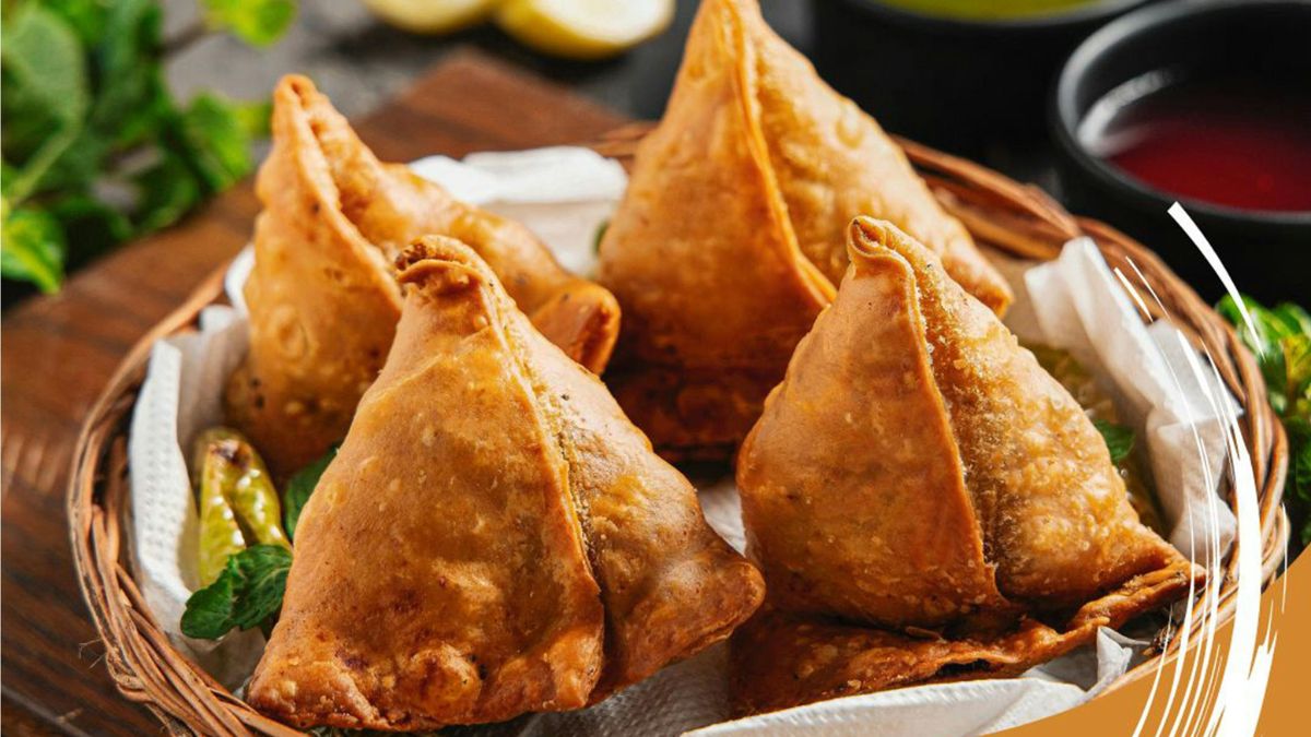 samosa and chutney in plate