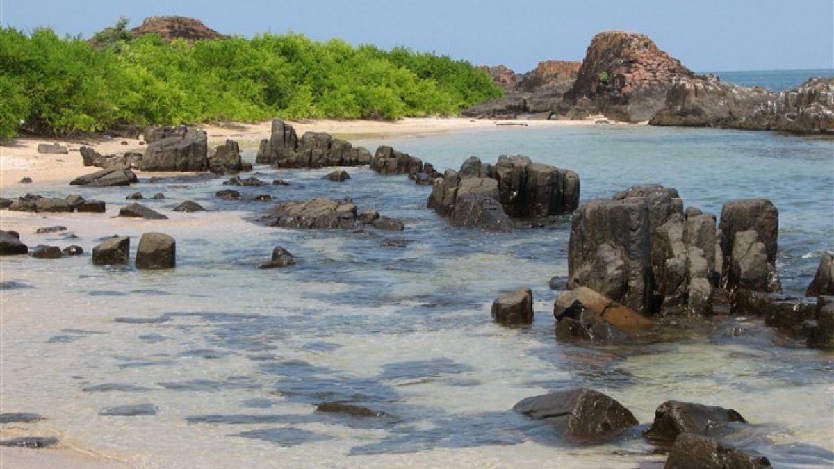 Famous for its hexagonal basalt rock columns