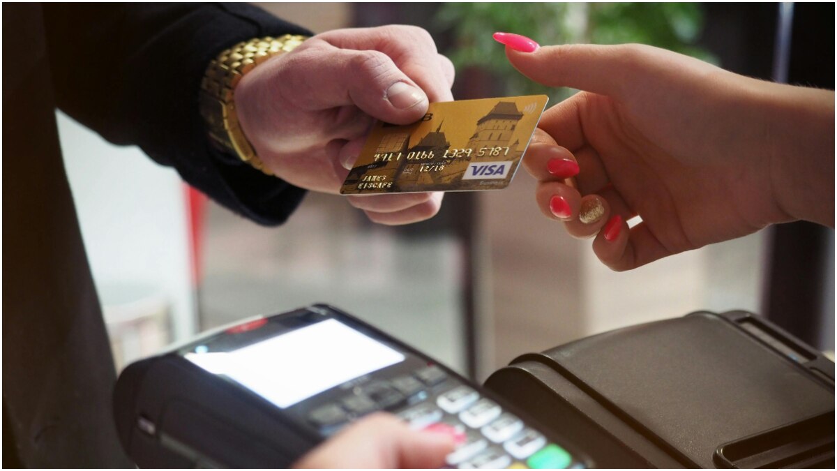 ब्रिटेन में हुआ अनोखा शादी का जश्न, गिफ्ट्स की जगह लगाया कार्ड मशीन और QR कोड