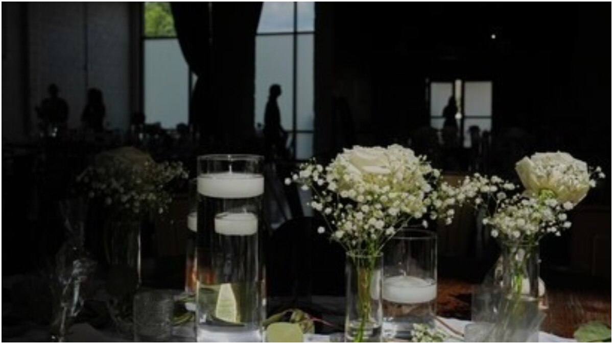 ब्रिटेन में हुआ अनोखा शादी का जश्न, गिफ्ट्स की जगह लगाया कार्ड मशीन और QR कोड