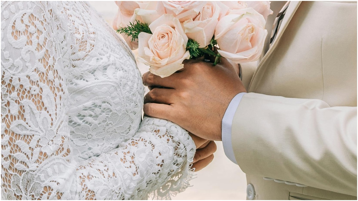 ब्रिटेन में हुआ अनोखा शादी का जश्न, गिफ्ट्स की जगह लगाया कार्ड मशीन और QR कोड