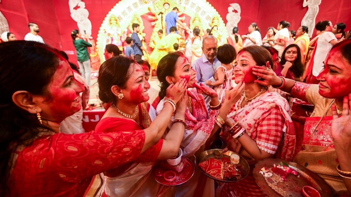 विजया दशमी... ऐसे दी गई मां को विदाई, देखें 'सिंदूर खेला' की खूबसूरत तस्वीरें