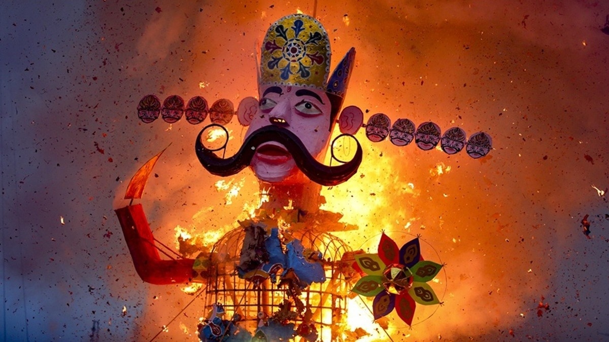 Dussehra 2025: धू-धू कर जला रावण! बारिश की बीच देशभर में दशहरे की धूम, देखें तस्वीरें