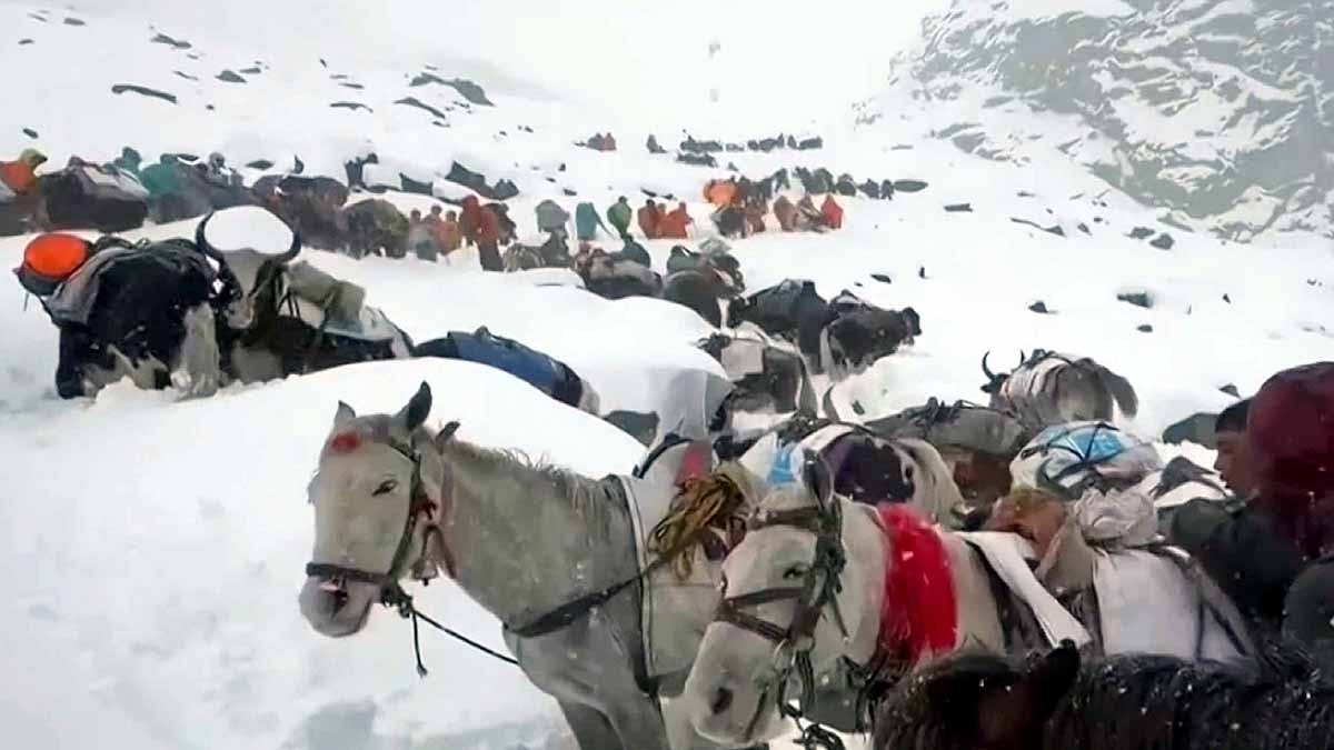 एवरेस्ट के पास बर्फीले तूफान में 350 ट्रेकर्स बचाए गए, 200 अब भी फंसे