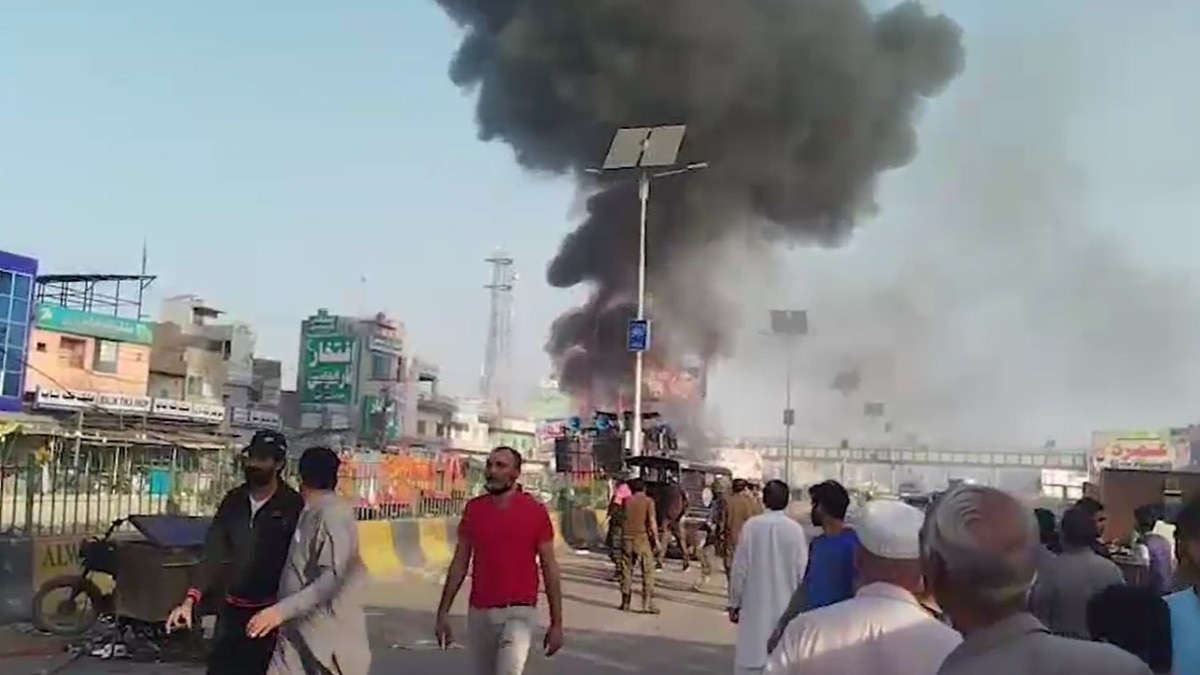 प्रदर्शनकारियों ने अर्धसैनिक बल पर अत्याधुनिक हथियारों से गोलीबारी करने का आरोप लगाया है. (Photo: ITG)