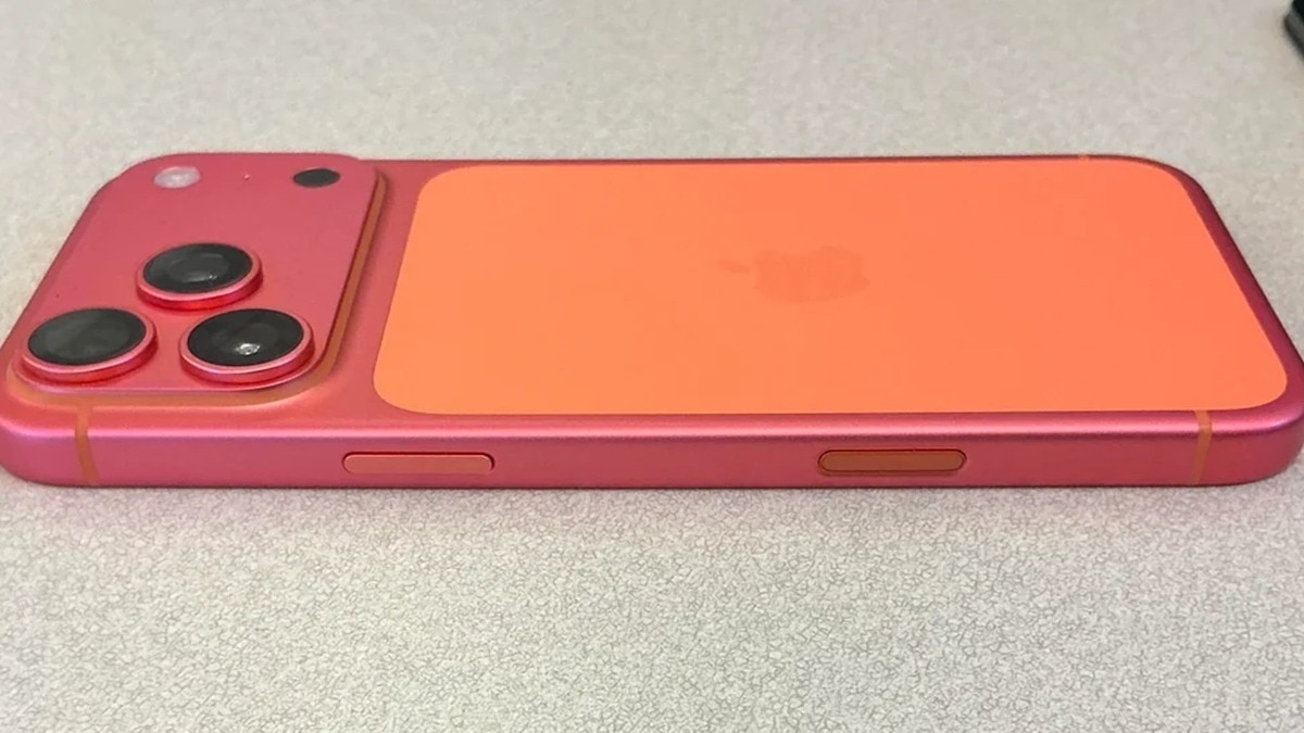 ऑरेंज से पिंक हुआ iPhone 17 Pro, क्या आपके फोन का भी रंग बदल जाएगा