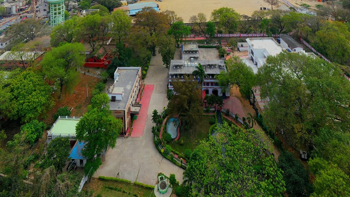 Tranquility on the banks of the Holy Ganges
