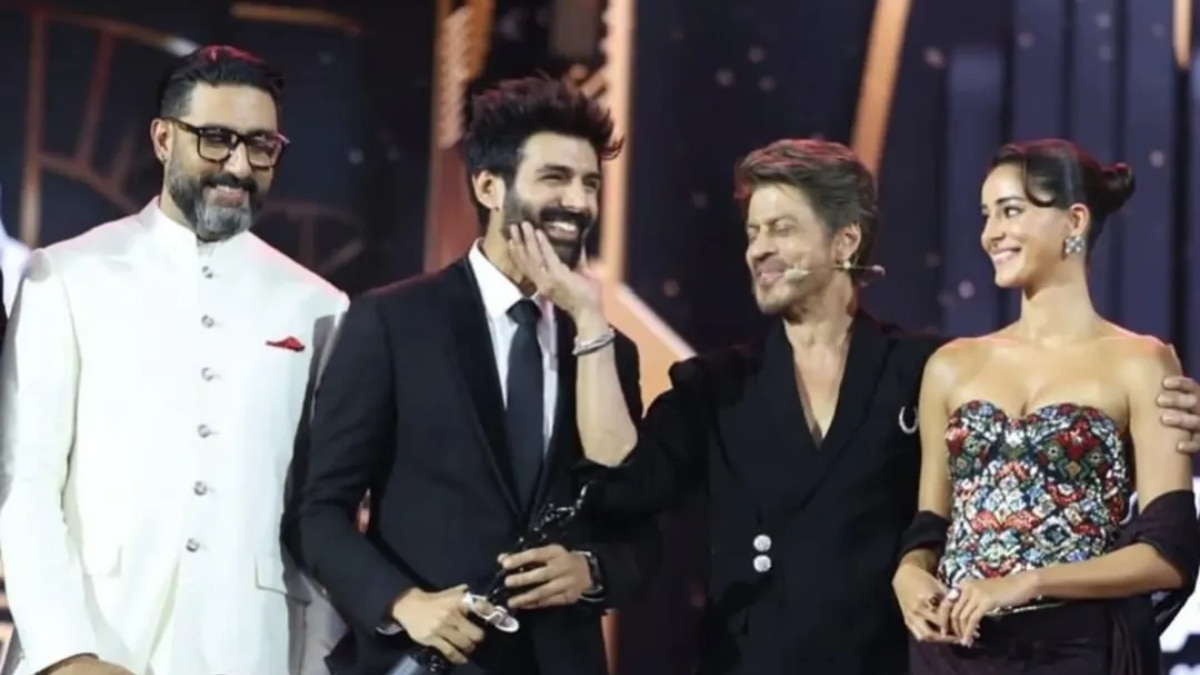 Shahrukh khan, abhishek bachchan, kartik aaryan, ananya panday at filmfare awards