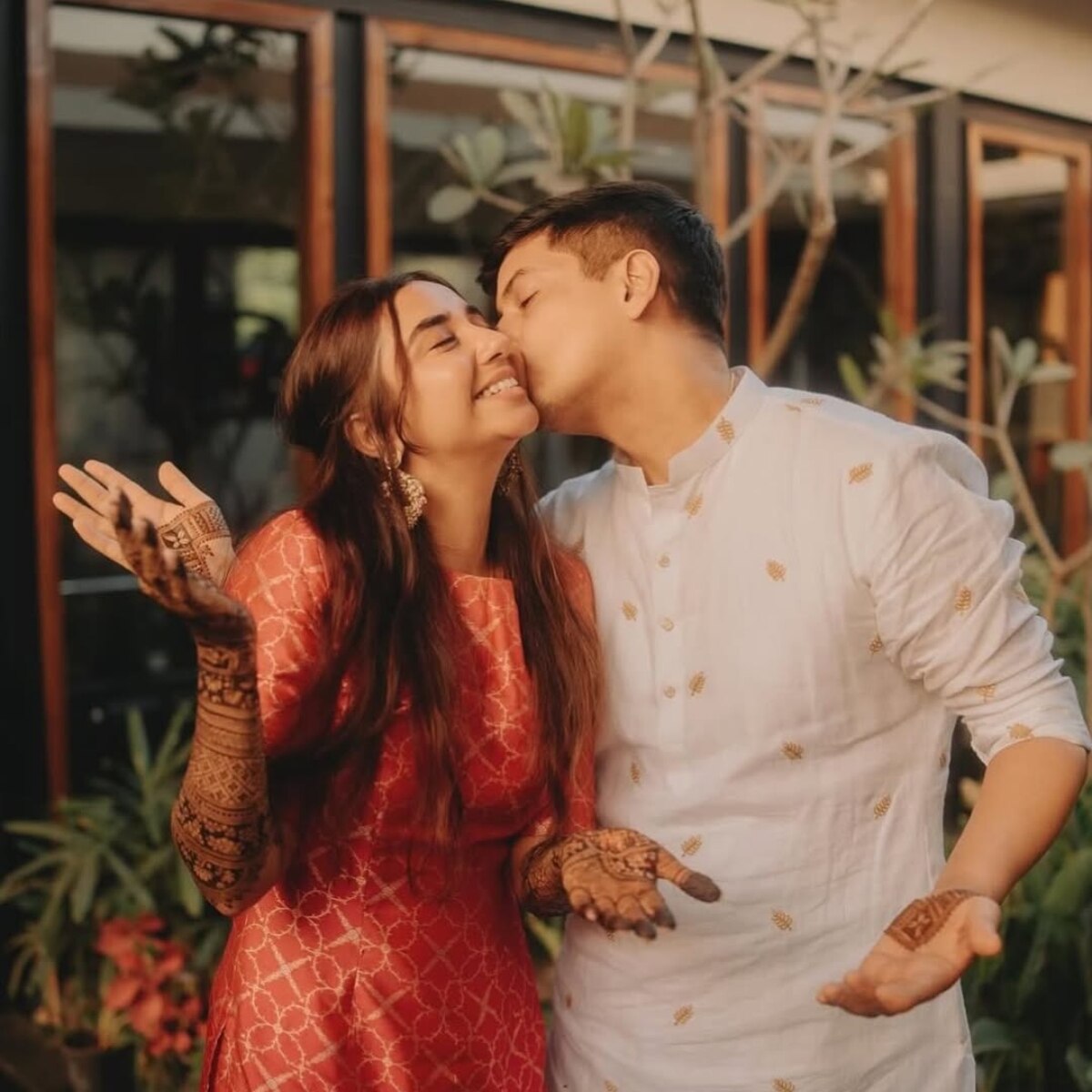 प्राजक्ता कोली और वृशांक खनाल (Photo: Instagram @mostlysane)