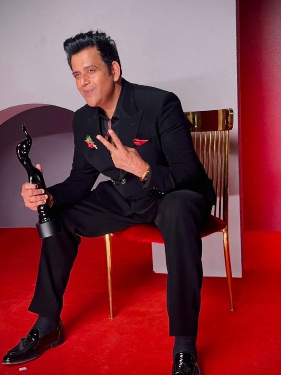 Ravi Kishan with Filmfare award