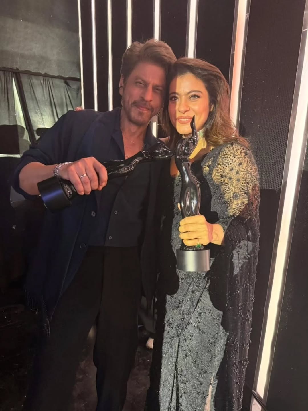 Shahrukh-Kajol with Filmfare Award