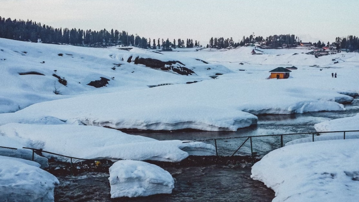गुलमर्ग में हो रही है बर्फबारी, सस्ते में स्वर्ग देखने के लिए ऐसे बनाएं ट्रैवल प्लान